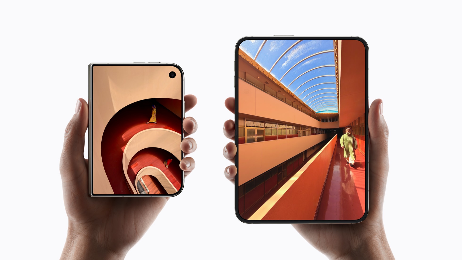 De iPhone Duo dichtgeklapt in de ene hand en opengeklapt in de andere, naast elkaar